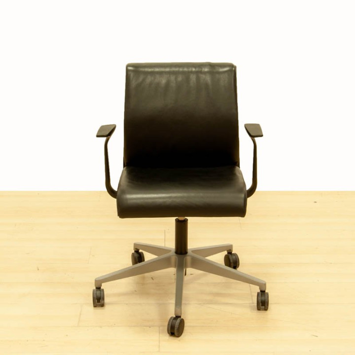 Pense na cadeira de couro preto da Steelcase .
