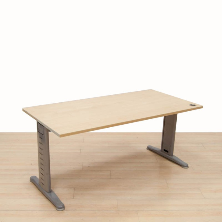 Mesa reta em cor bordo com estrutura cinza metálico da Ofiprix.
