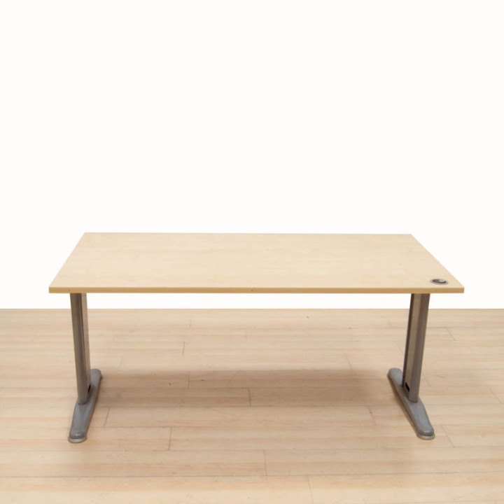 Straight maple-colored table with metallic gray structure by Ofiprix.