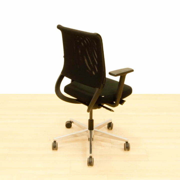 Compre cadeira de trabalho Sedus Netwin em malha preta.