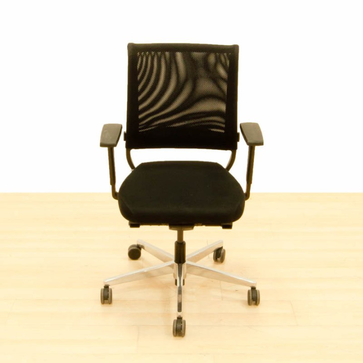 Compre cadeira de trabalho Sedus Netwin em malha preta.