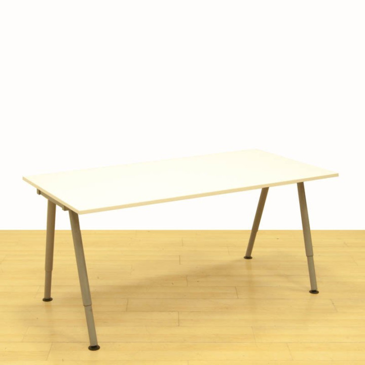 Mesa operativa Mod. DESERT. Tapa fabricada en madera color Blanco. Estructura regulable en altura. vista 2