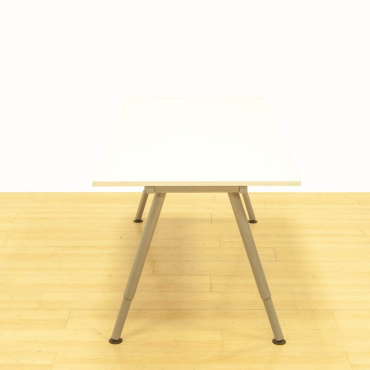 Mesa operativa Mod. DESERT. Tapa fabricada en madera color Blanco. Estructura regulable en altura. vista 4