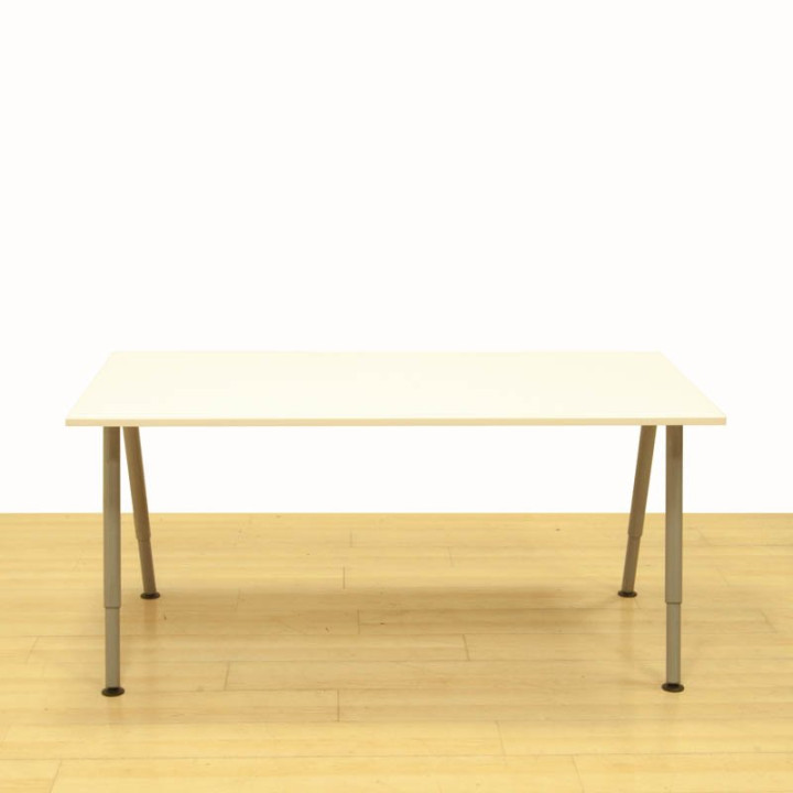 Mesa operativa Mod. DESERT. Tapa fabricada en madera color Blanco. Estructura regulable en altura. vista 3