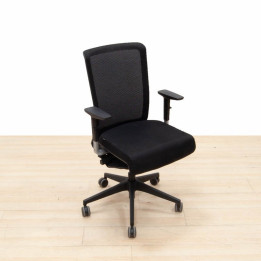 Silla Winner 30 de Actiu Tapizado en negro. vista 2