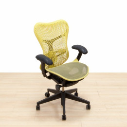 Silla MIRRA 2 DE Herman Miller en color verde. vista 2