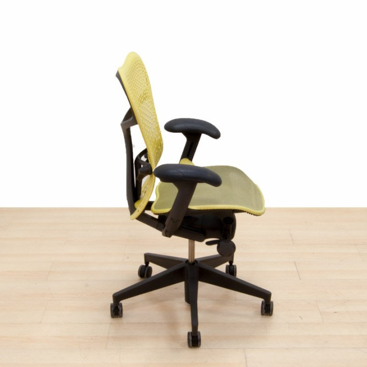 Silla MIRRA 2 DE Herman Miller en color verde. vista 4