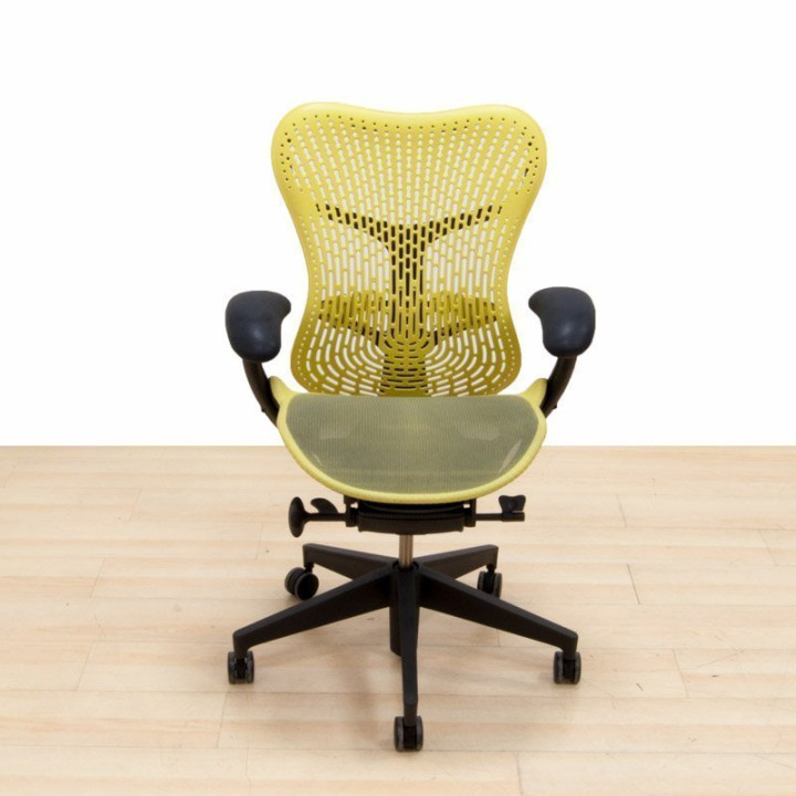 Cadeira MIRRA 2 da Herman Miller em verde. - vista 2