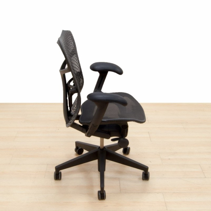 Cadeira Herman Miller MIRRA 2 em preto