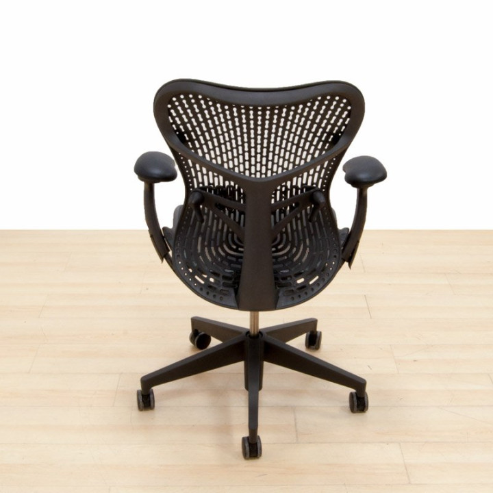 Cadeira Herman Miller MIRRA 2 em preto