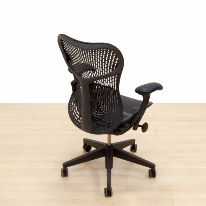 Cadeira Herman Miller MIRRA 2 em preto