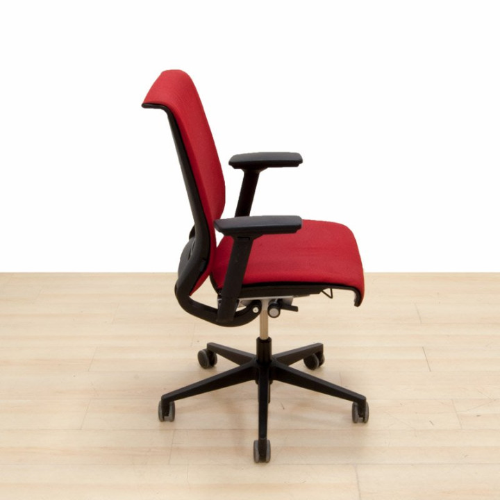 Cadeira operativa STEELCASE THINK estofada em vermelho. - vista 3