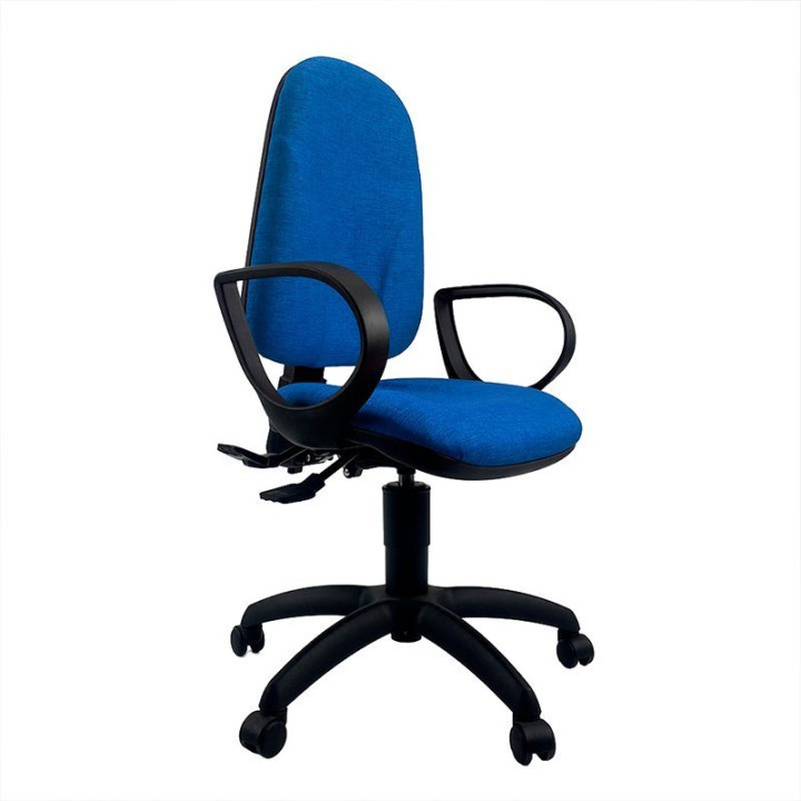 Silla operativa UNISIT Team Asíncrono azul, vista frontal en perspectiva con respaldo alto y brazos fijos
