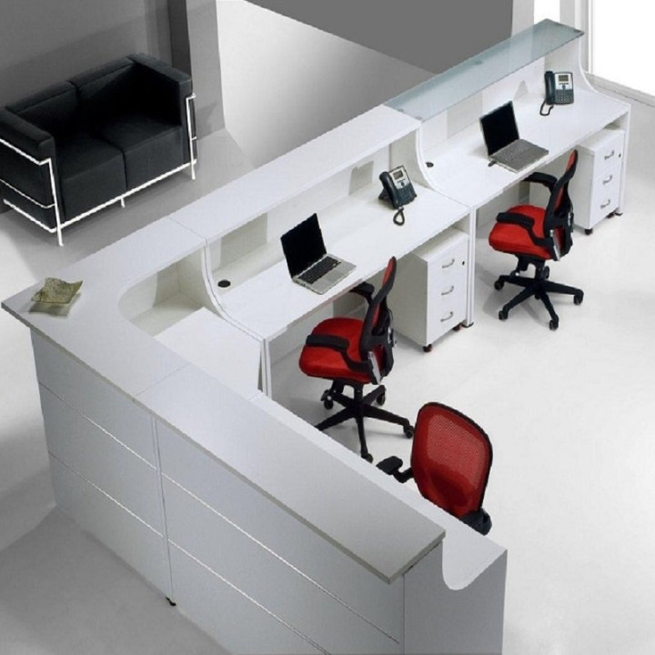 Mostrador de esquina Euro de Euromof en recepción de oficina, estructura blanca con peto de cristal superior