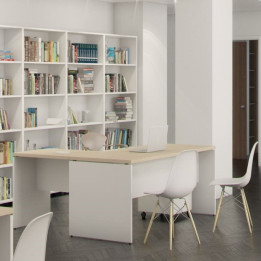 Mesa operativa PREMIER de Ofitres en oficina blanca, vista frontal en ambiente con estanterías