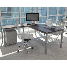 Mesa operativa EURO 5100 en L de EUROMOF, fondo 60, en oficina luminosa con sillas modernas.