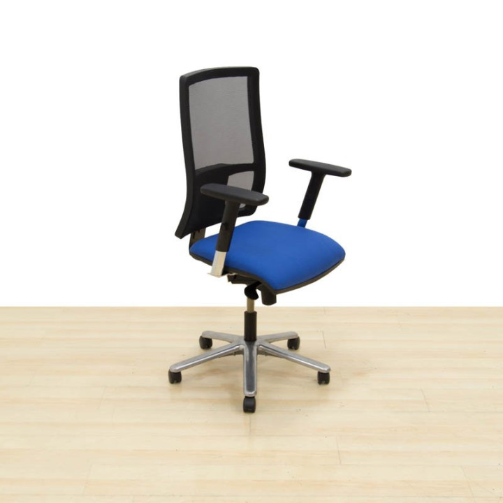Wing 3 Task Chair by De La Oliva. Blue. Mesh backrest.