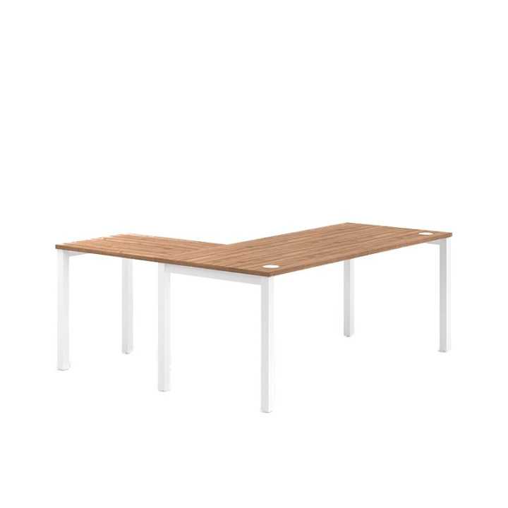 Mesa operativa NOVA en L de OFITRES en acabado madera clara con estructura blanca
