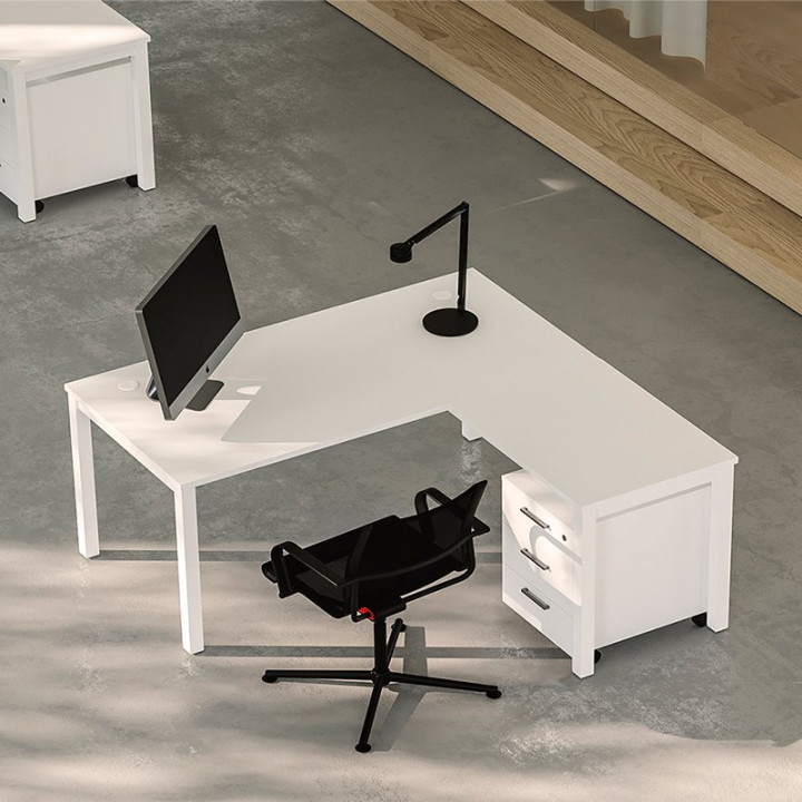Mesa operativa NOVA en L de OFITRES blanca con cajonera y lámpara de escritorio
