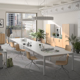 Mesa de reuniones Bench NOVA de OFITRES en sala amplia con sillas de madera