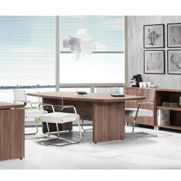 Mesa de reuniones ovalada de Herpesa con base en H, ubicada en una sala de juntas moderna con sillas de oficina.