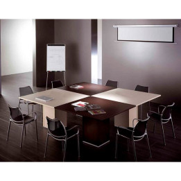 Mesa de reuniones cuadrada de Herpesa instalada en sala de oficina con varias sillas alrededor.