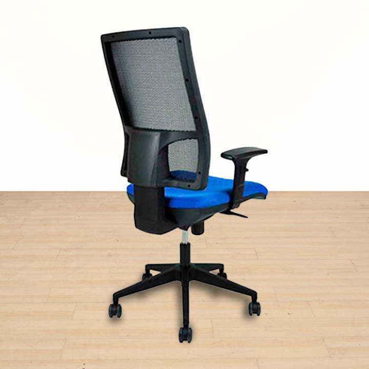 Perfil trasero de la silla operativa 4M de Herpesa con respaldo ergonómico de malla transpirable.