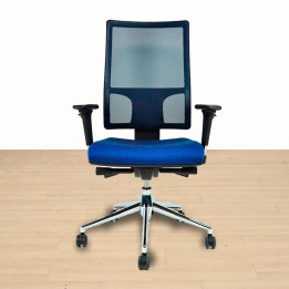 Silla operativa 4M de Herpesa con respaldo de malla negra y asiento azul tapizado.