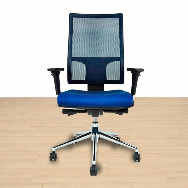 Silla operativa 4M de Herpesa con respaldo de malla negra y asiento azul tapizado.