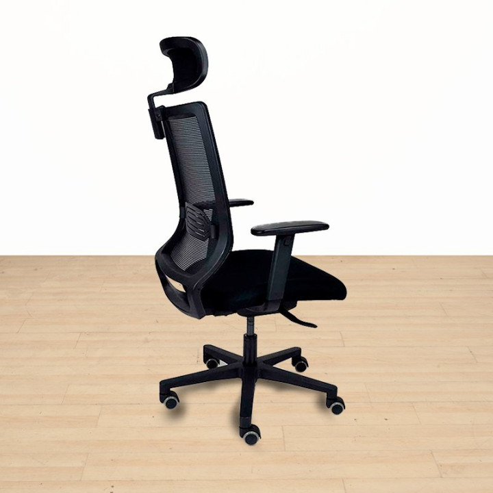 Vista lateral de la silla M18 de Herpesa en color negro con respaldo ergonómico de malla.