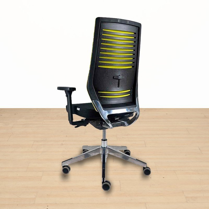 Vista trasera de la silla de dirección LC17 de Herpesa en color negro y amarillo.