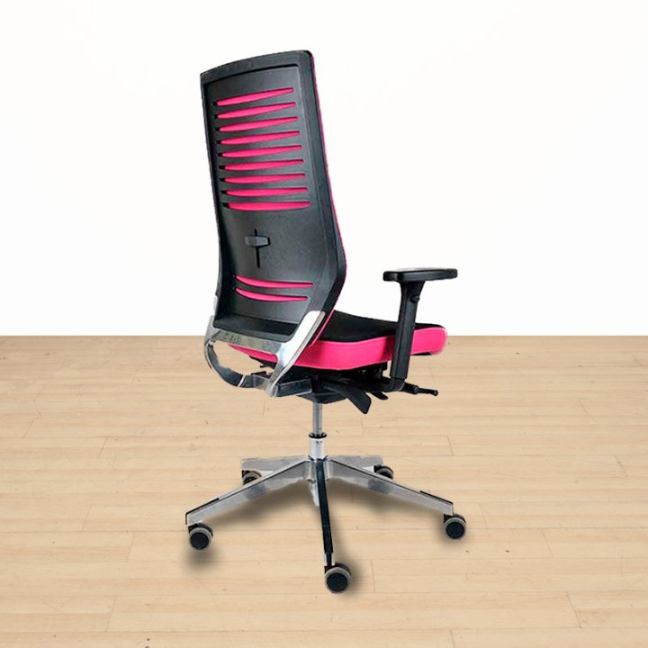 Respaldo ergonómico de la silla LC17 de Herpesa en color fucsia y negro.