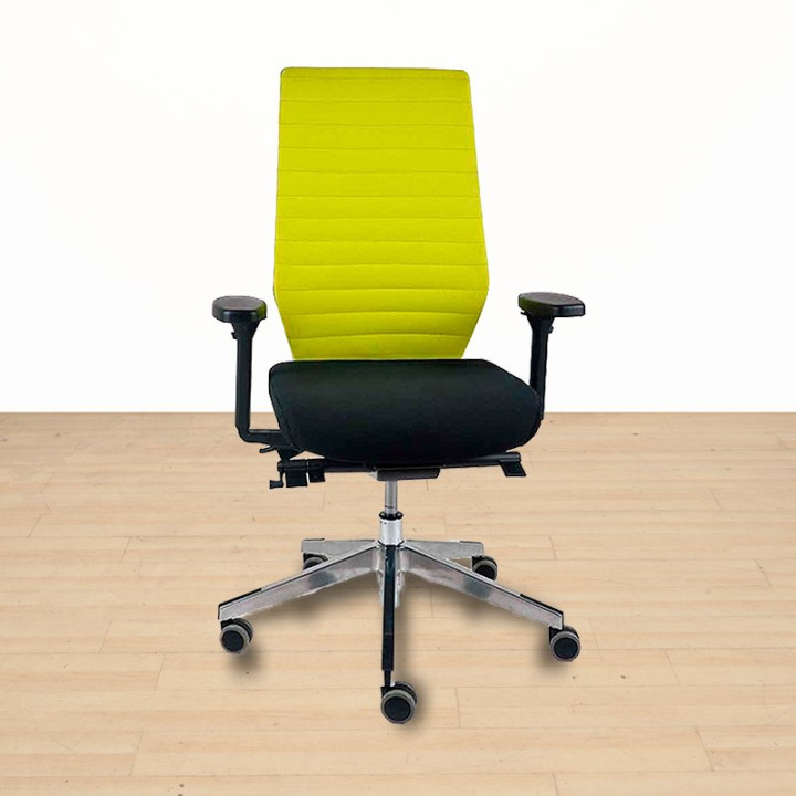 Silla de dirección LC17 de Herpesa vista frontal con respaldo amarillo.