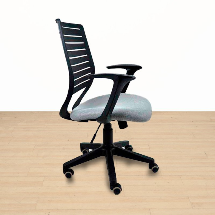 Silla Fun de Herpesa vista lateral con base de nylon negro y brazos fijos.