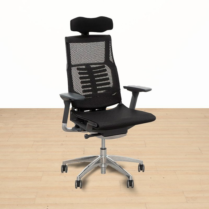 Silla de dirección Pofit de Herpesa con respaldo de malla y base de aluminio pulido.