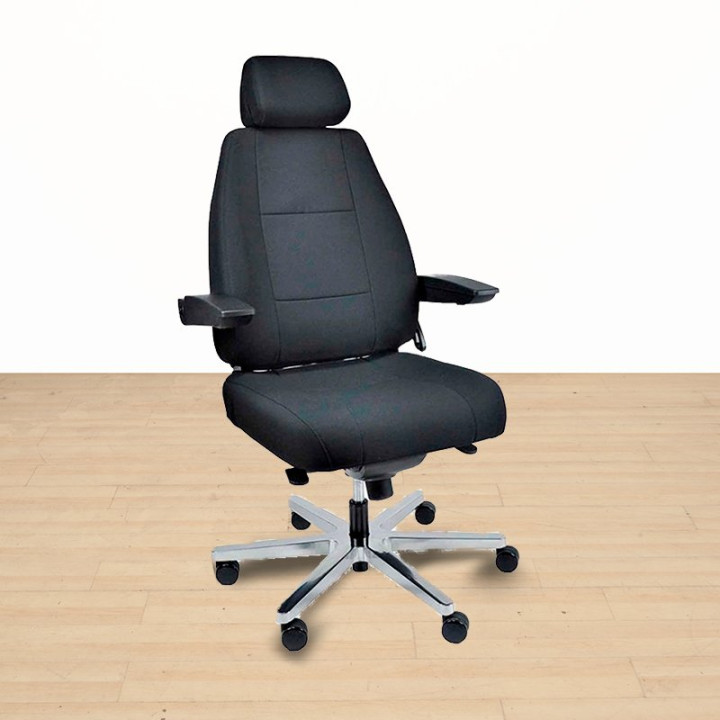 Sillón de dirección XXL Serie 24 de Herpesa en tela negra con base de aluminio pulido de 6 radios.