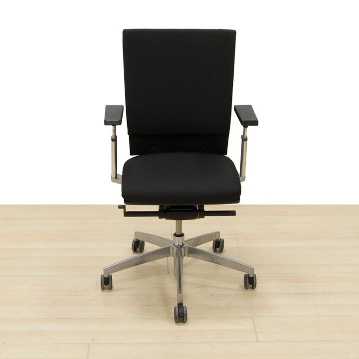 Vista frontal de la silla de oficina TECHNA de PERMASA con brazos 1D regulables.