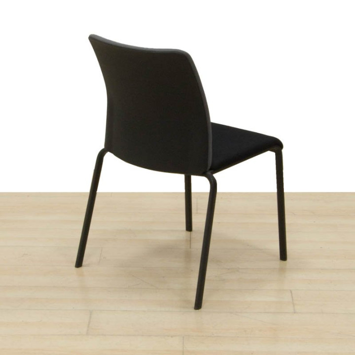 Silla confidente Steelcase con tapizado negro y respaldo gris, vista trasera