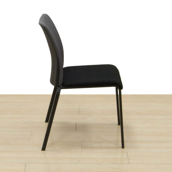 Silla confidente EASTSIDE con respaldo gris y patas negras, vista lateral izquierda