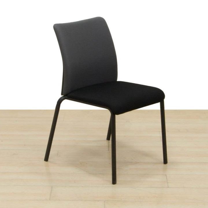 Silla confidente Steelcase color gris y negro en vista tres cuartos derecha