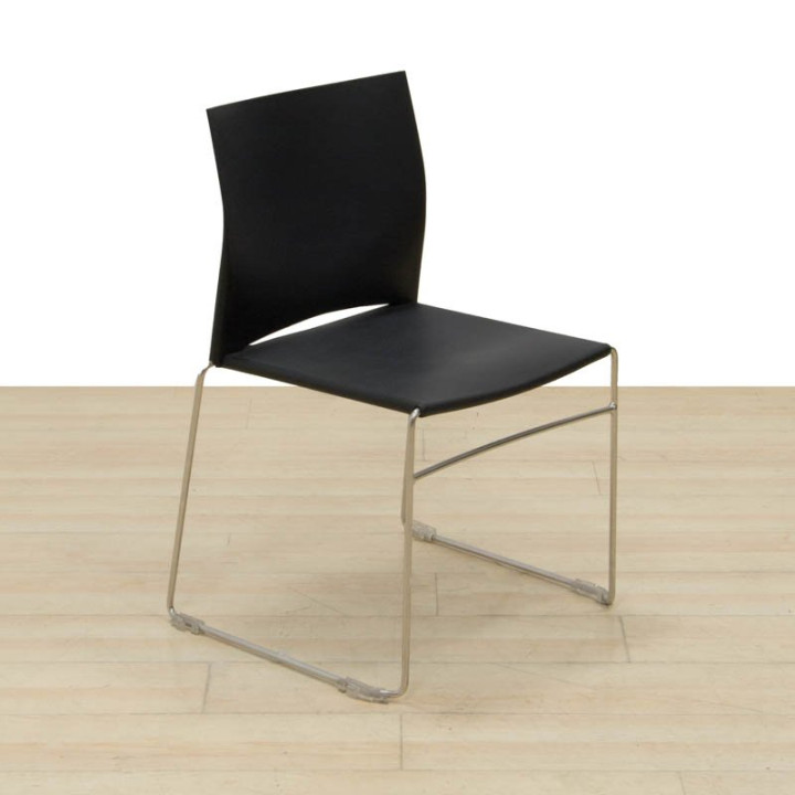 Silla confidente negra de polipropileno y base cromada – vista en ángulo lateral derecho.