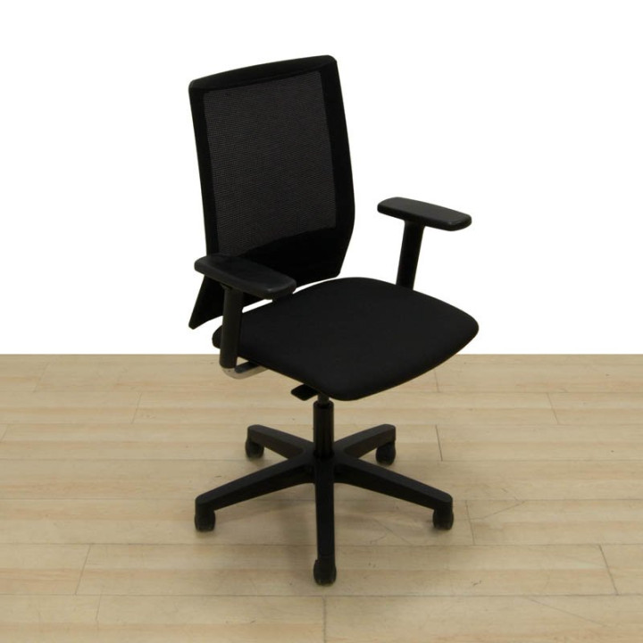 Silla operativa Forma 5 con respaldo de malla negra y asiento tapizado – Factoryoficina