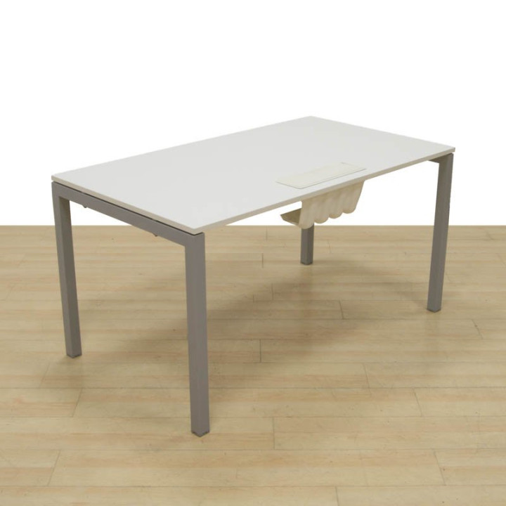 Mesa cirúrgica DYNAMOBEL. Estrutura cinza.