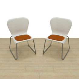 Dos sillas confidentes EASTSIDE-WEST de Steelcase con carcasa blanca y asientos naranjas – Factoryoficina