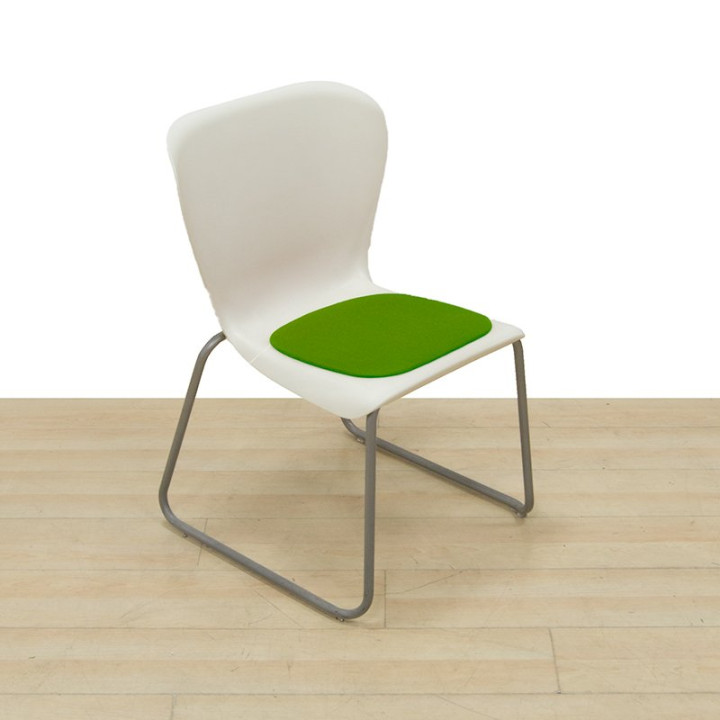 Silla EASTSIDE-WEST con asiento verde y estructura metálica gris