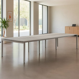 Multipuesto F25 de FORMA 5 en oficina moderna con estructura metálica blanca y tableros amplios – Factoryoficina