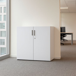 Armario bajo BASIC FORMA 5 con puertas completas en color blanco en oficina – Factoryoficina