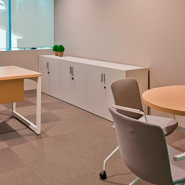 Armarios bajos BASIC FORMA 5 con puertas completas integrados en sala de reuniones