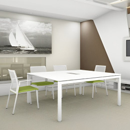 Mesa de reuniones F25 rectangular FORMA 5 en sala de oficina con estructura blanca – Factoryoficina