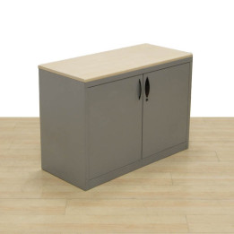 Armario bajo metálico gris con puertas batientes y techo en madera color arce – Factoryoficina